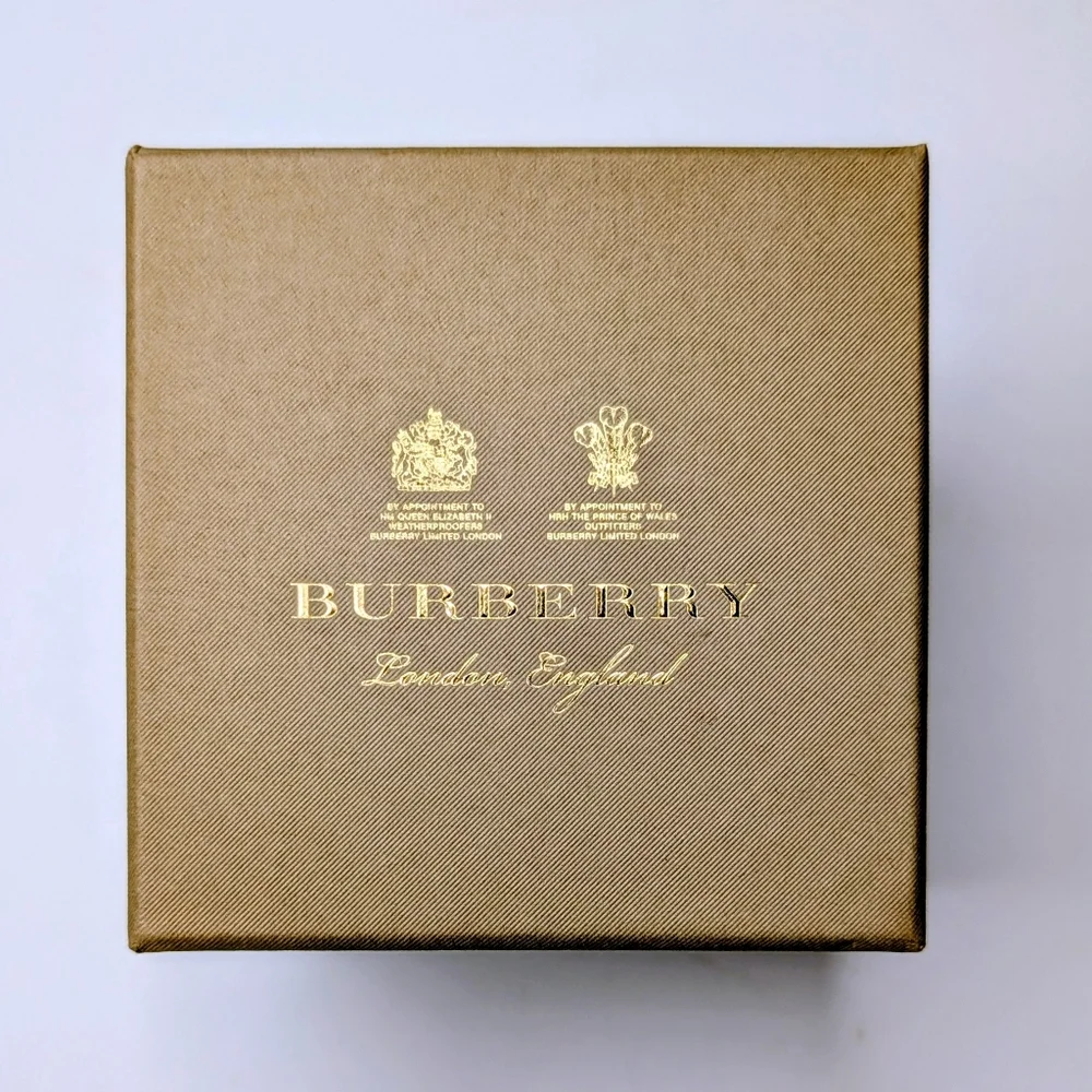 ✨ BURBERRY “U” Initial Pendant / Keychain – With Box & Dust Bag ✨ - Picture 3 of 8